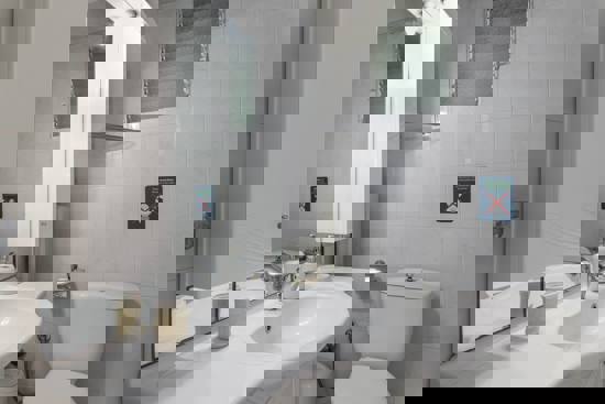 Μπάνιο με Ντουζιέρα