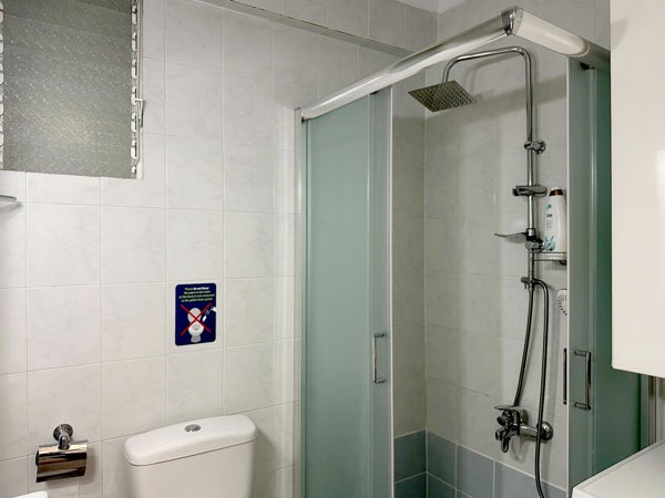 Μπάνιο με  Ντουζιέρα