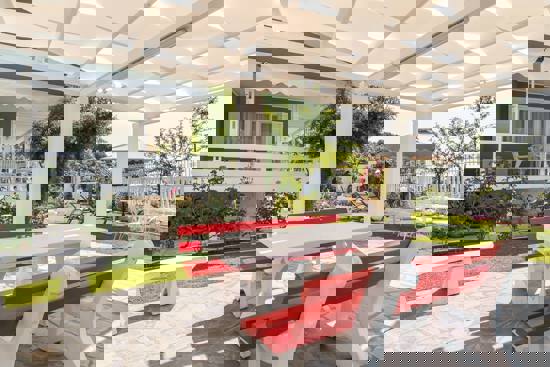 Πέργκολα και τραπεζαρία